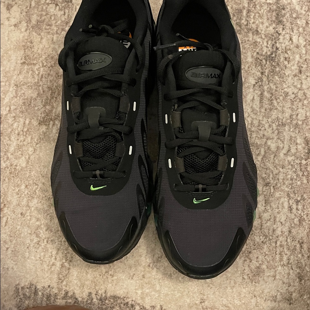 Nike Air Max DN8
Size 9.5
Black/Green
Worn once
Comes with box - Picture 4 of 6